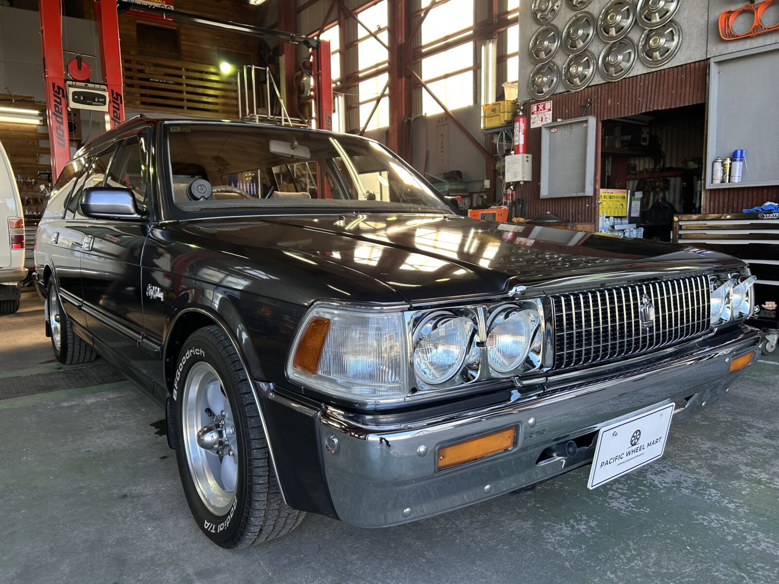 1994年 TOYOTA 130CROWMWAGON ベンコラ 丸目 メッキバンパーの写真1